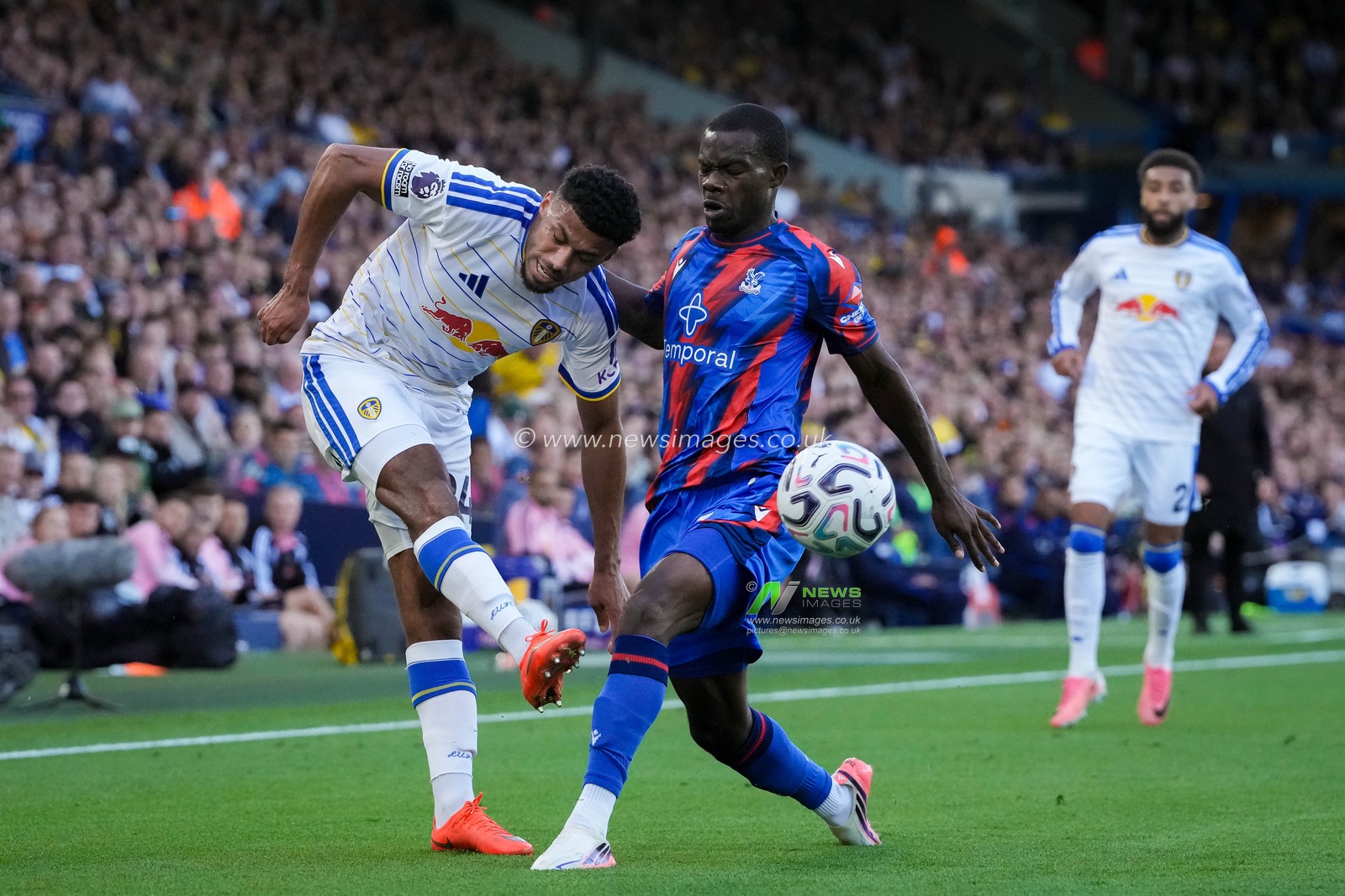 James Justin of Leeds United battles for the ball  with Tyrick Mitchell of Crystal Palace during the Premier League match Leeds United vs Crystal Palace at Elland Road, Leeds, United Kingdom on 20 September 2026

(Photo by Maynard Manyowa/News Images)