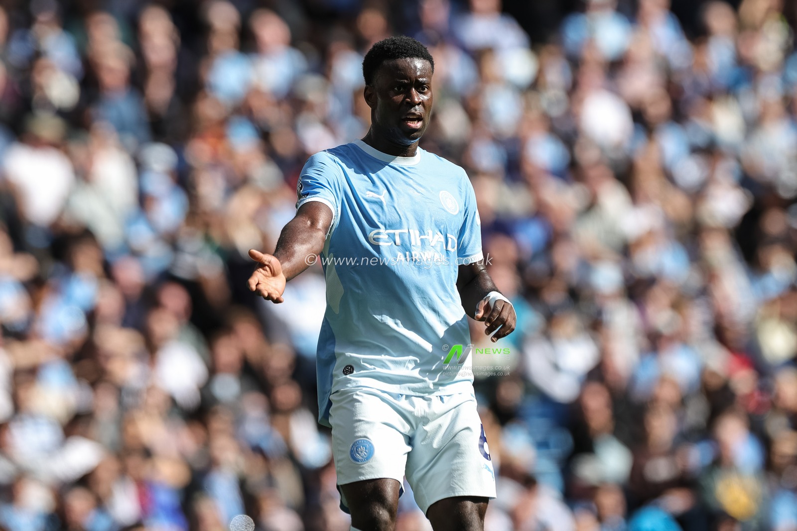Marc Guehi of Manchester City gives his team instructions during the Premier League match Manchester City vs Sunderland at Etihad Stadium, Manchester, United Kingdom on 20 September 2026

(Photo by Mark Cosgrove/News Images)