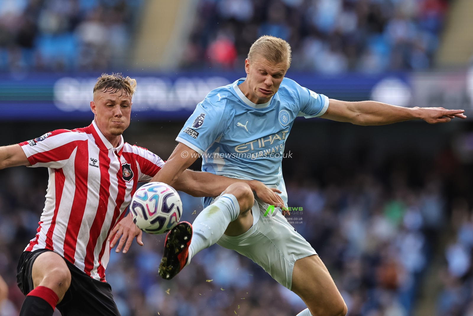 Erling Haaland of Manchester City holds off Daniel Ballard of Sunderland during the Premier League match Manchester City vs Sunderland at Etihad Stadium, Manchester, United Kingdom on 20 September 2026

(Photo by Mark Cosgrove/News Images)