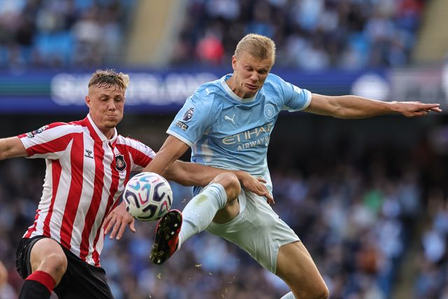 Erling Haaland of Manchester City holds off Daniel Ballard of Sunderland during the Premier League match Manchester City vs Sunderland at Etihad Stadium, Manchester, United Kingdom on 20 September 2026

(Photo by Mark Cosgrove/News Images)