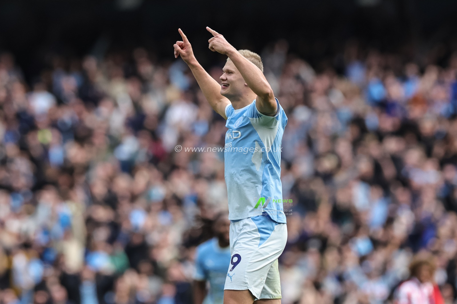 Erling Haaland of Manchester City celebrates his goal to make it 5-3 during the Premier League match Manchester City vs Sunderland at Etihad Stadium, Manchester, United Kingdom on 20 September 2026

(Photo by Mark Cosgrove/News Images)