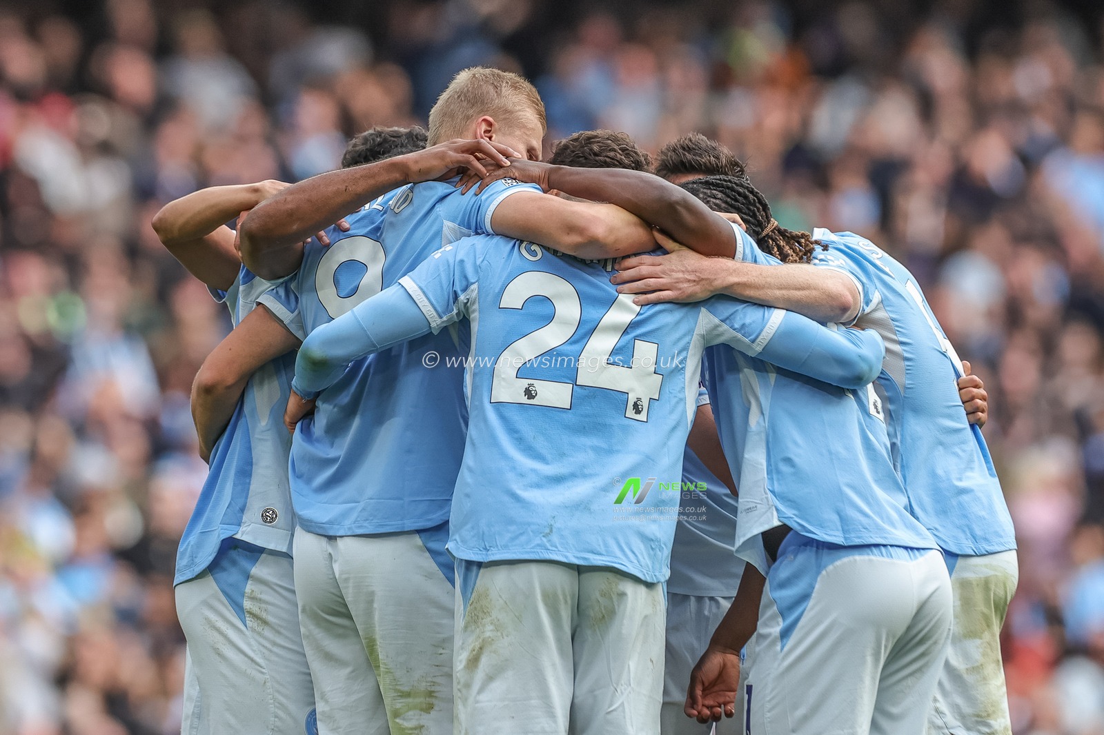 Erling Haaland of Manchester City celebrates his goal to make it 5-3 with teammates during the Premier League match Manchester City vs Sunderland at Etihad Stadium, Manchester, United Kingdom on 20 September 2026

(Photo by Mark Cosgrove/News Images)