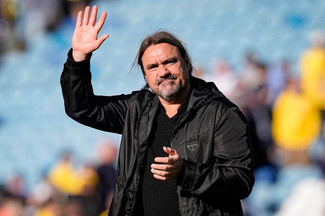 Daniel Farke manager of Leeds United applauds the fans after the final whistle  during the Premier League match Leeds United vs Crystal Palace at Elland Road, Leeds, United Kingdom on 20 September 2026

(Photo by Maynard Manyowa/News Images)