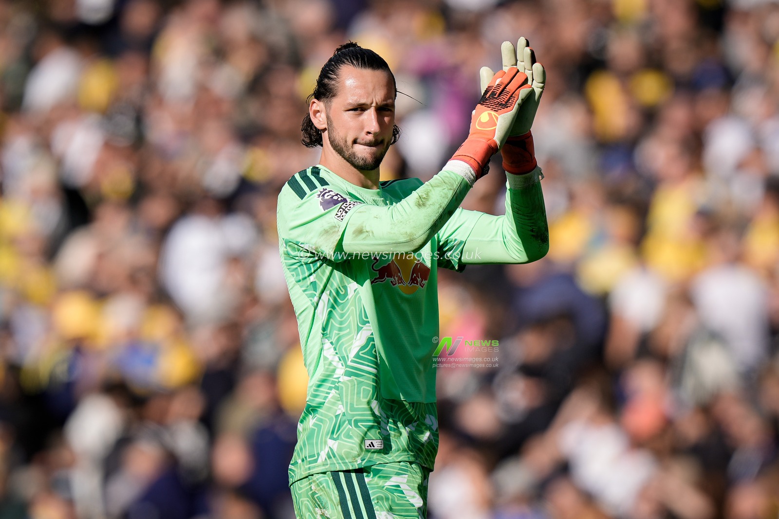 Leeds United goalkeeper James Trafford applauds the fans after the final whistle  during the Premier League match Leeds United vs Crystal Palace at Elland Road, Leeds, United Kingdom on 20 September 2026

(Photo by Maynard Manyowa/News Images)