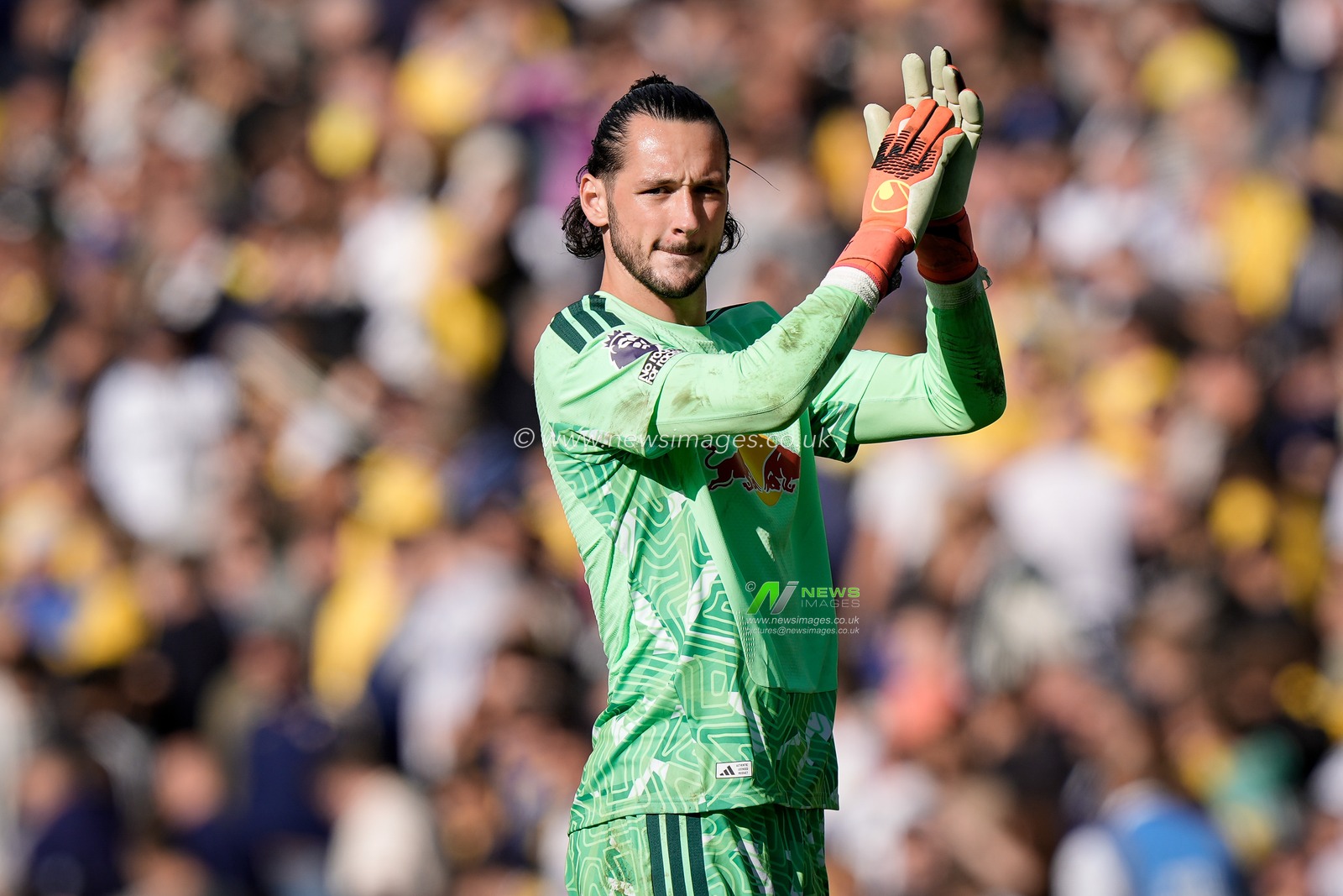 Leeds United goalkeeper James Trafford applauds the fans after the final whistle  during the Premier League match Leeds United vs Crystal Palace at Elland Road, Leeds, United Kingdom on 20 September 2026

(Photo by Maynard Manyowa/News Images)