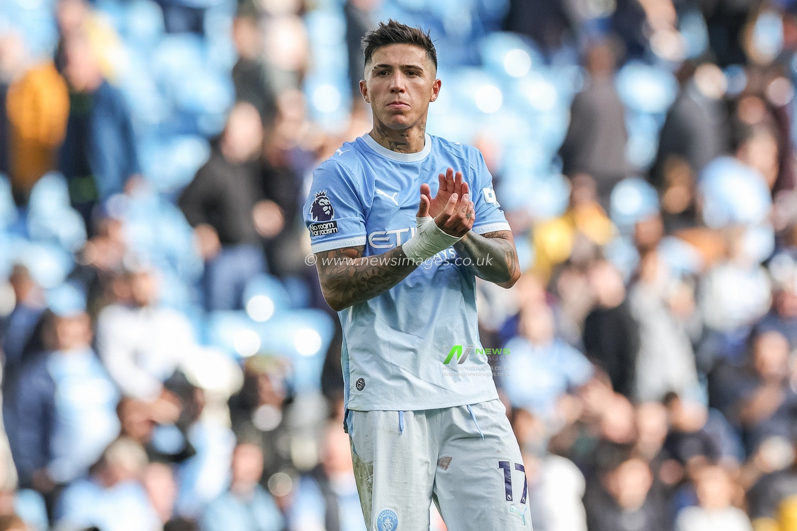 Enzo Fernandez of Manchester City applauds the fans during the Premier League match Manchester City vs Sunderland at Etihad Stadium, Manchester, United Kingdom on 20 September 2026

(Photo by Mark Cosgrove/News Images)