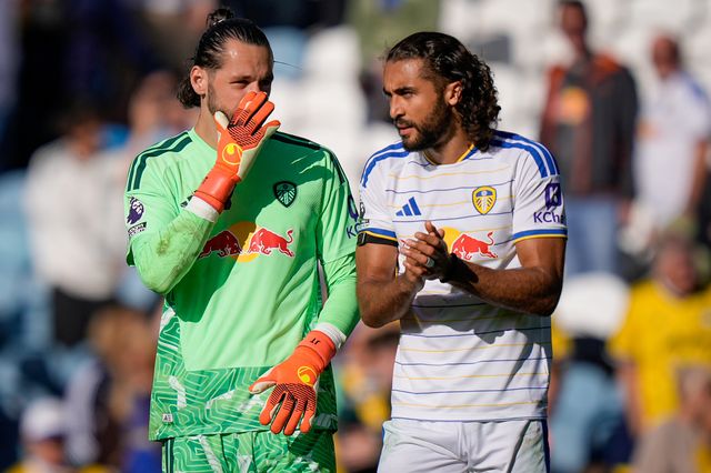 Leeds United goalkeeper James Trafford and Dominic Calvert-Lewin of Leeds United applauds the fans after the final whistle  during the Premier League match Leeds United vs Crystal Palace at Elland Road, Leeds, United Kingdom on 20 September 2026

(Photo by Maynard Manyowa/News Images)