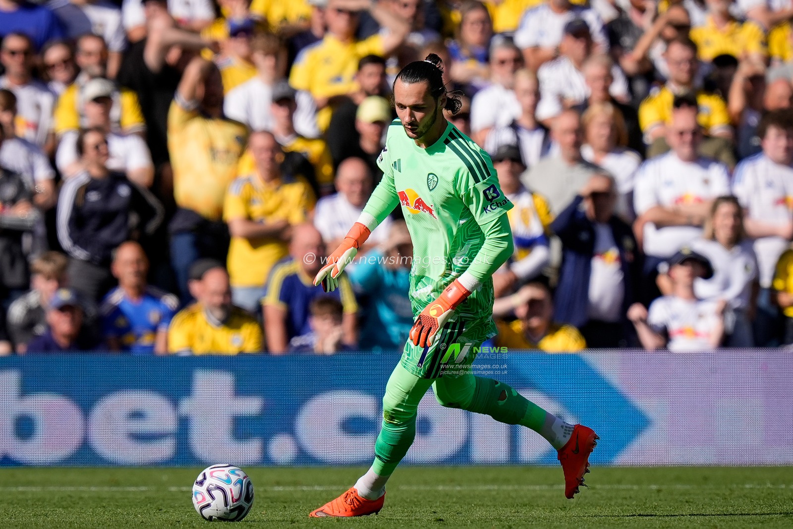 Leeds United goalkeeper James Trafford takes a goal kick during the Premier League match Leeds United vs Crystal Palace at Elland Road, Leeds, United Kingdom on 20 September 2026

(Photo by Maynard Manyowa/News Images)