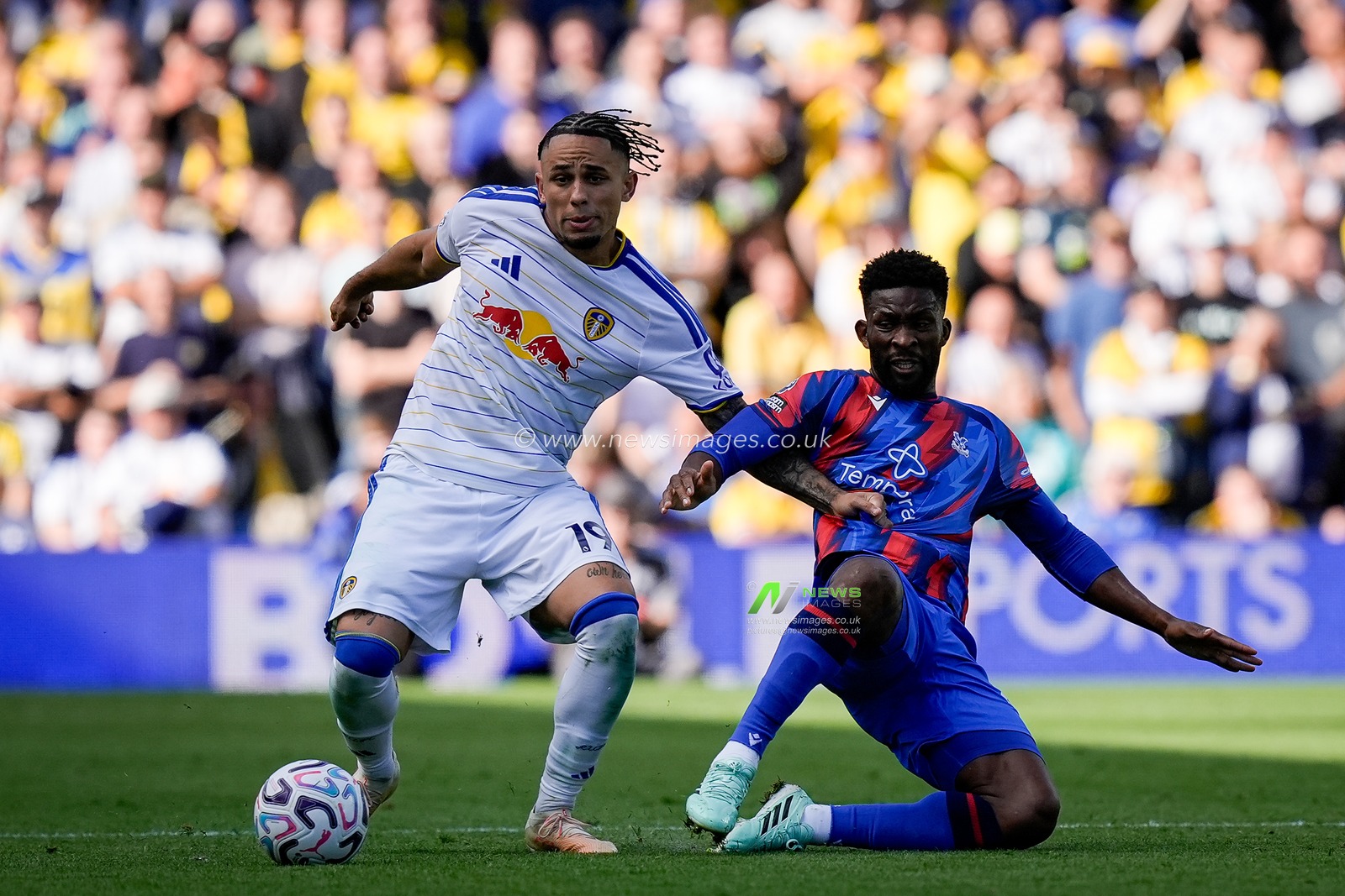 Noah Okafor of Leeds United battles for the ball  with Jefferson Lerma of Crystal Palace during the Premier League match Leeds United vs Crystal Palace at Elland Road, Leeds, United Kingdom on 20 September 2026

(Photo by Maynard Manyowa/News Images)