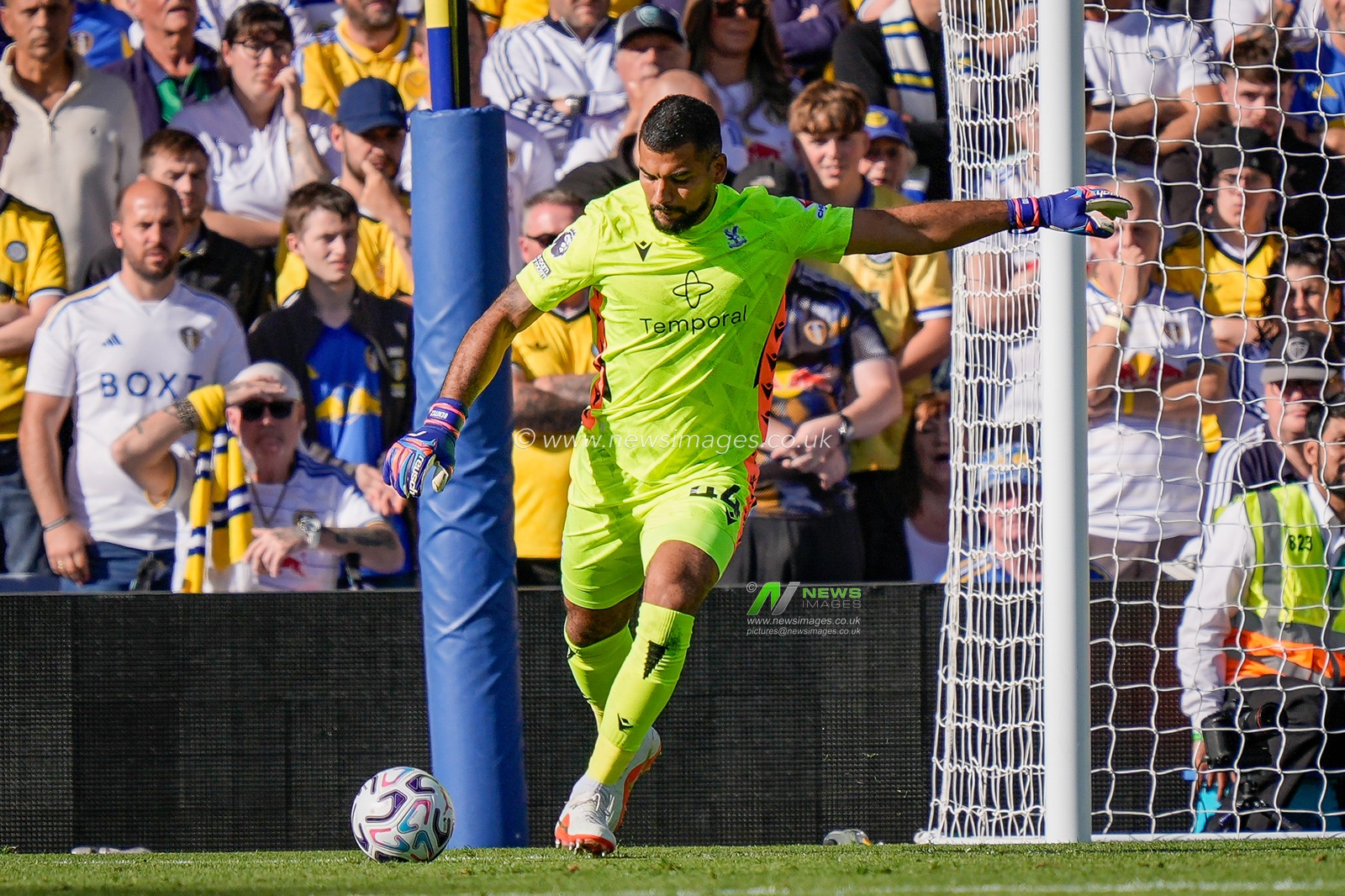 Crystal Palace goalkeeper Walter Benitez takes a goal kick during the Premier League match Leeds United vs Crystal Palace at Elland Road, Leeds, United Kingdom on 20 September 2026

(Photo by Maynard Manyowa/News Images)