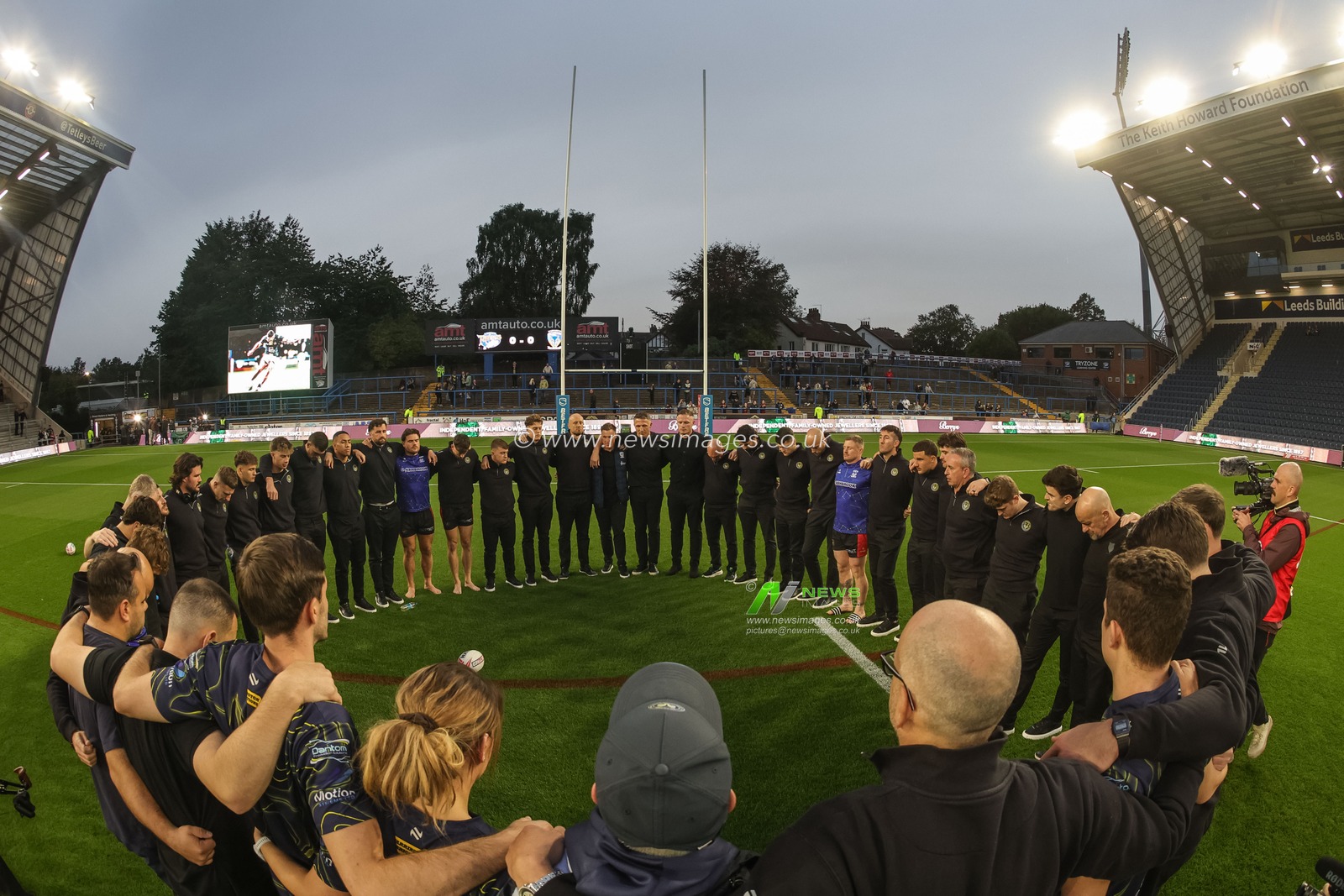 Sam Burgess manager of Warrington Wolves holds his team meeting on the pitch with players and backroom staff during the Betfred Super League Play-off Semi-Final match Leeds Rhinos vs Warrington Wolves at AMT Headingley Stadium, Leeds, United Kingdom on 25 September 2026

(Photo by Mark Cosgrove/News Images)