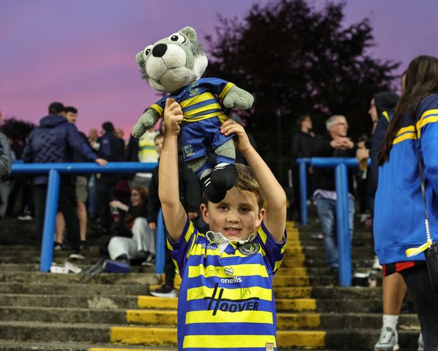 A young Warrington fan with Wolfie the Wire’s mascot during the Betfred Super League Play-off Semi-Final match Leeds Rhinos vs Warrington Wolves at AMT Headingley Stadium, Leeds, United Kingdom on 25 September 2026

(Photo by Mark Cosgrove/News Images)
