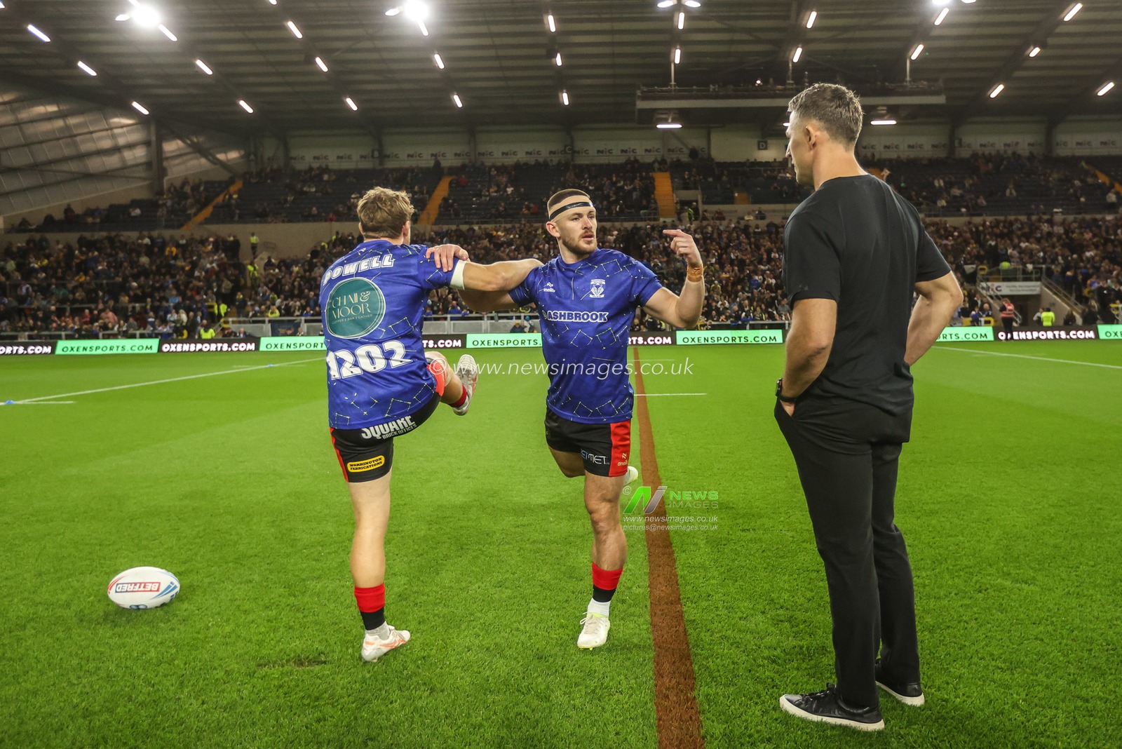 Danny Walker of Warrington Wolves speaks to Sam Burgess manager of Warrington Wolves in the pregame warmup session during the Betfred Super League Play-off Semi-Final match Leeds Rhinos vs Warrington Wolves at AMT Headingley Stadium, Leeds, United Kingdom on 25 September 2026

(Photo by Alfie Cosgrove/News Images)