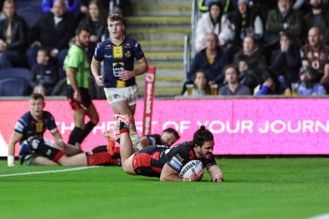 James Bentley of Warrington Wolves goes over for a try during the Betfred Super League Play-off Semi-Final match Leeds Rhinos vs Warrington Wolves at AMT Headingley Stadium, Leeds, United Kingdom on 25 September 2026

(Photo by Mark Cosgrove/News Images)