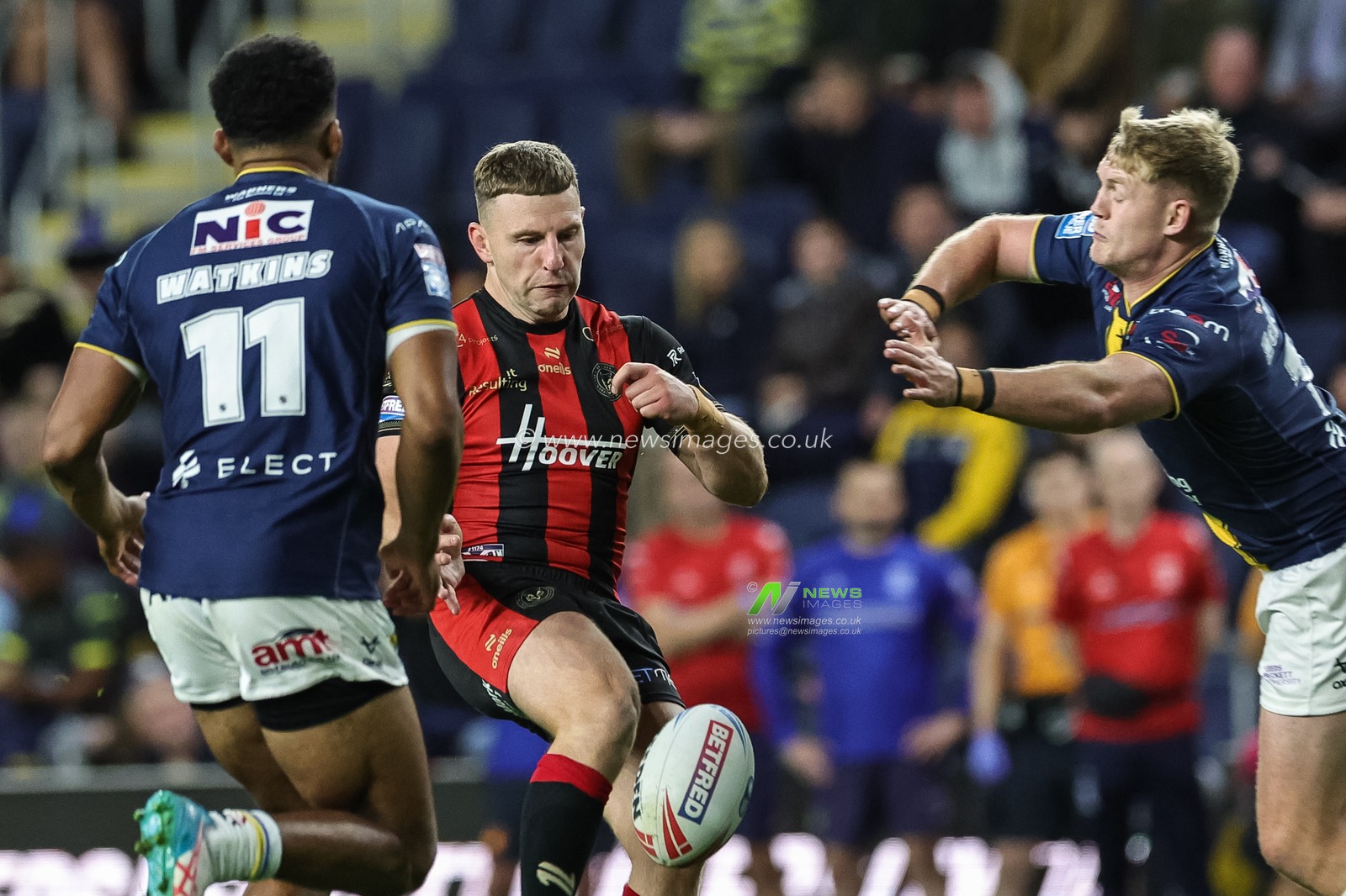 George Williams of Warrington Wolves kicks the ball up field during the Betfred Super League Play-off Semi-Final match Leeds Rhinos vs Warrington Wolves at AMT Headingley Stadium, Leeds, United Kingdom on 25 September 2026

(Photo by Mark Cosgrove/News Images)