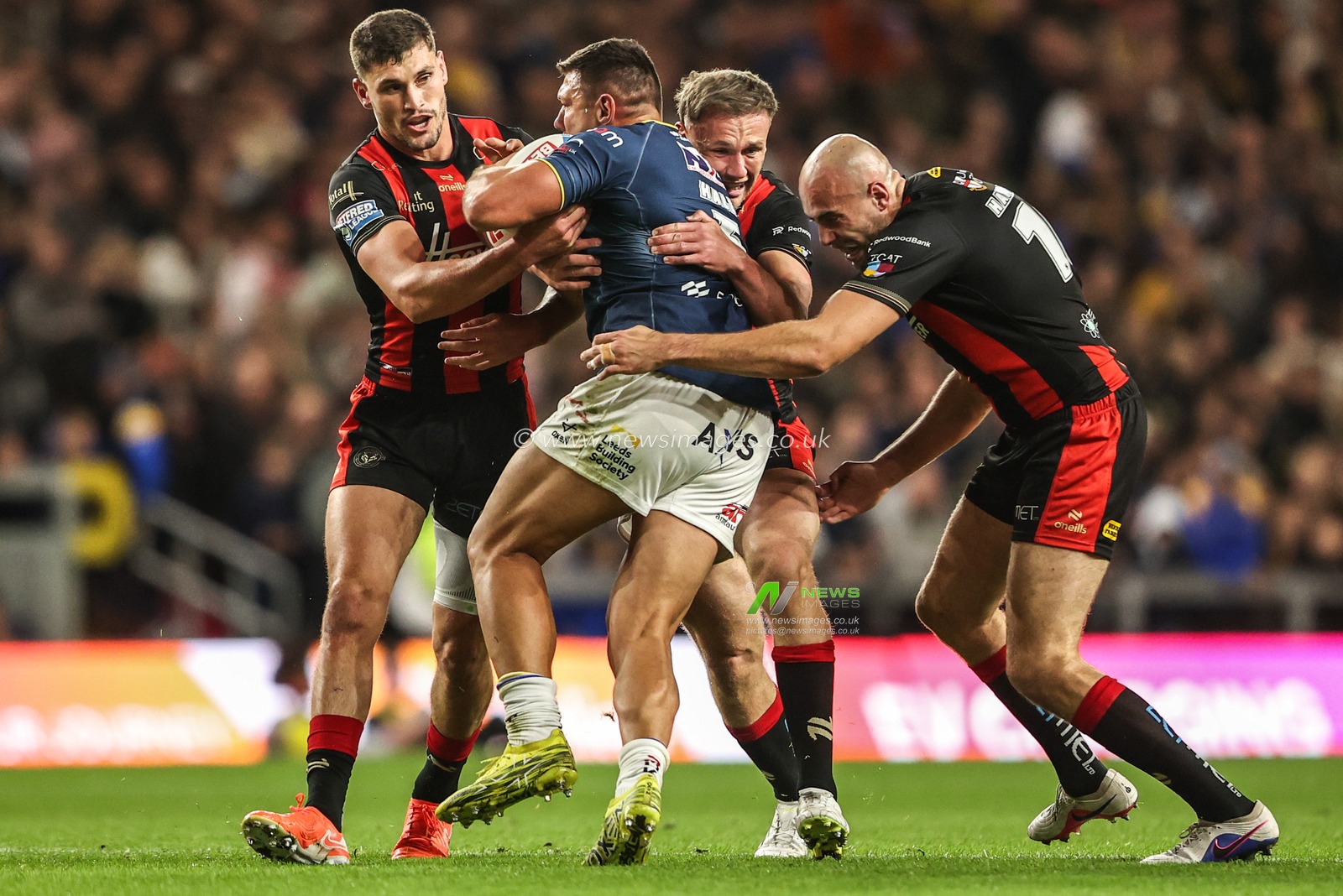 Ryan Hall of Leeds Rhinos is tackled by Sam Stone of Warrington Wolves and Ben Currie of Warrington Wolves during the Betfred Super League Play-off Semi-Final match Leeds Rhinos vs Warrington Wolves at AMT Headingley Stadium, Leeds, United Kingdom on 25 September 2026

(Photo by Alfie Cosgrove/News Images)