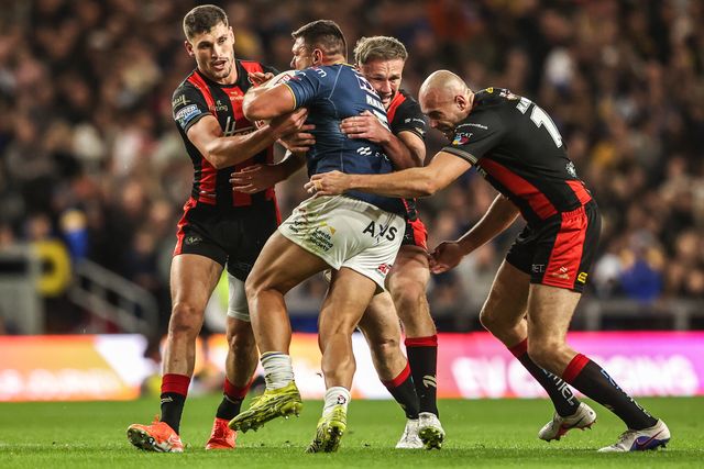 Ryan Hall of Leeds Rhinos is tackled by Sam Stone of Warrington Wolves and Ben Currie of Warrington Wolves during the Betfred Super League Play-off Semi-Final match Leeds Rhinos vs Warrington Wolves at AMT Headingley Stadium, Leeds, United Kingdom on 25 September 2026

(Photo by Alfie Cosgrove/News Images)