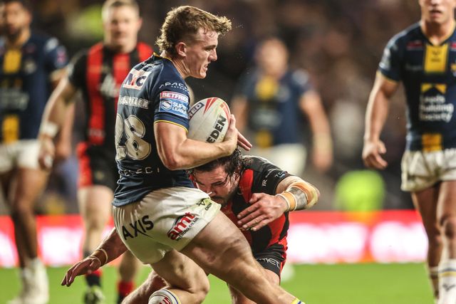 Fergie McCormack of Leeds Rhinos is tackled by James Bentley of Warrington Wolves during the Betfred Super League Play-off Semi-Final match Leeds Rhinos vs Warrington Wolves at AMT Headingley Stadium, Leeds, United Kingdom on 25 September 2026

(Photo by Alfie Cosgrove/News Images)