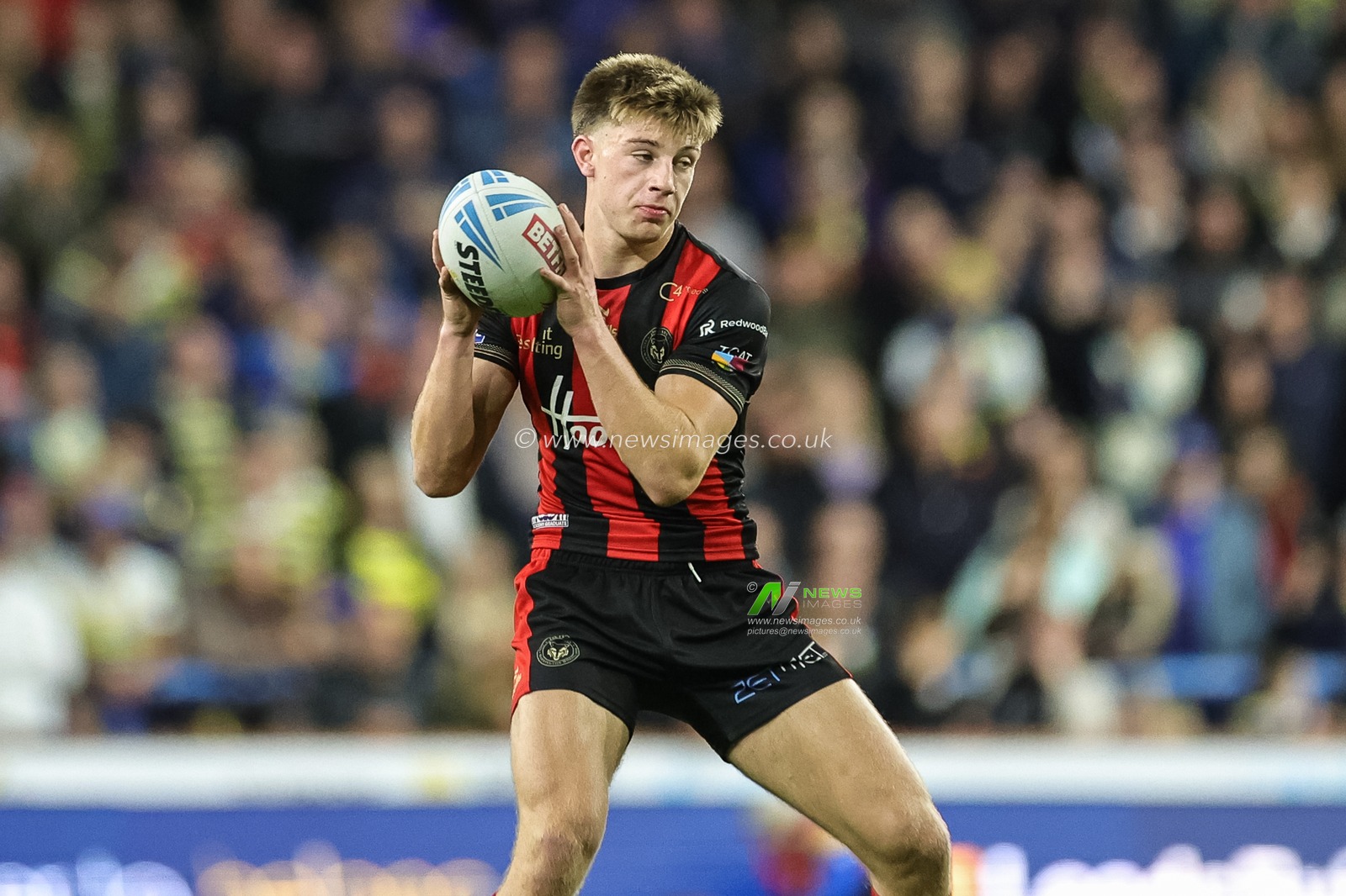 Ewan Irwin of Warrington Wolves with the ball during the Betfred Super League Play-off Semi-Final match Leeds Rhinos vs Warrington Wolves at AMT Headingley Stadium, Leeds, United Kingdom on 25 September 2026

(Photo by Mark Cosgrove/News Images)