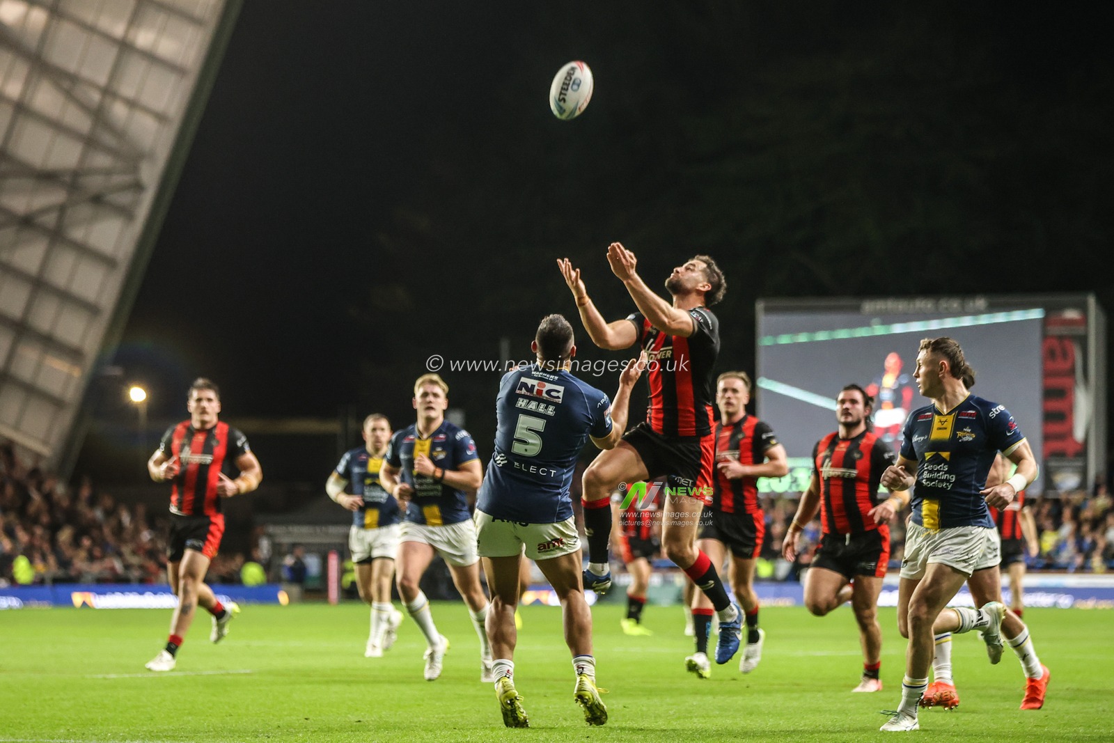 Toby King of Warrington Wolves jumps up to win the high ball from Ryan Hall of Leeds Rhinos during the Betfred Super League Play-off Semi-Final match Leeds Rhinos vs Warrington Wolves at AMT Headingley Stadium, Leeds, United Kingdom on 25 September 2026

(Photo by Alfie Cosgrove/News Images)