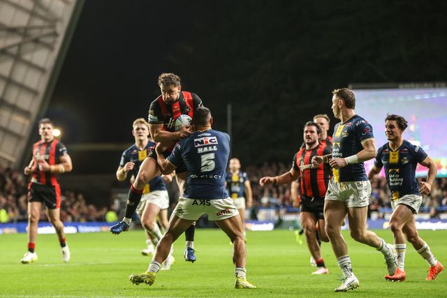 Toby King of Warrington Wolves jumps up to win the high ball from Ryan Hall of Leeds Rhinos during the Betfred Super League Play-off Semi-Final match Leeds Rhinos vs Warrington Wolves at AMT Headingley Stadium, Leeds, United Kingdom on 25 September 2026

(Photo by Alfie Cosgrove/News Images)