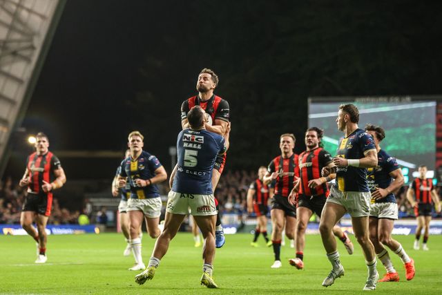 Toby King of Warrington Wolves jumps up to win the high ball from Ryan Hall of Leeds Rhinos during the Betfred Super League Play-off Semi-Final match Leeds Rhinos vs Warrington Wolves at AMT Headingley Stadium, Leeds, United Kingdom on 25 September 2026

(Photo by Alfie Cosgrove/News Images)