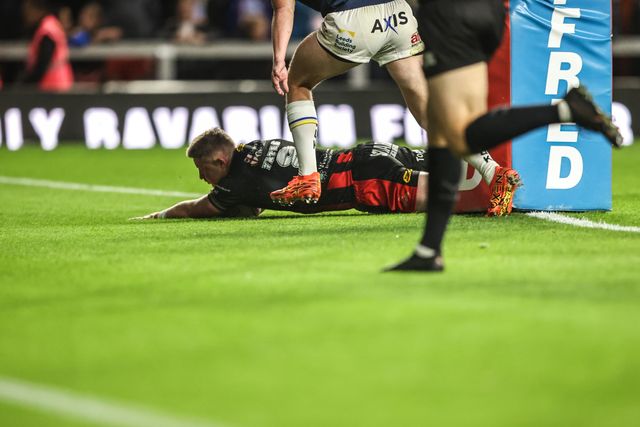 Luke Yates of Warrington Wolves goes over for a try during the Betfred Super League Play-off Semi-Final match Leeds Rhinos vs Warrington Wolves at AMT Headingley Stadium, Leeds, United Kingdom on 25 September 2026

(Photo by Alfie Cosgrove/News Images)