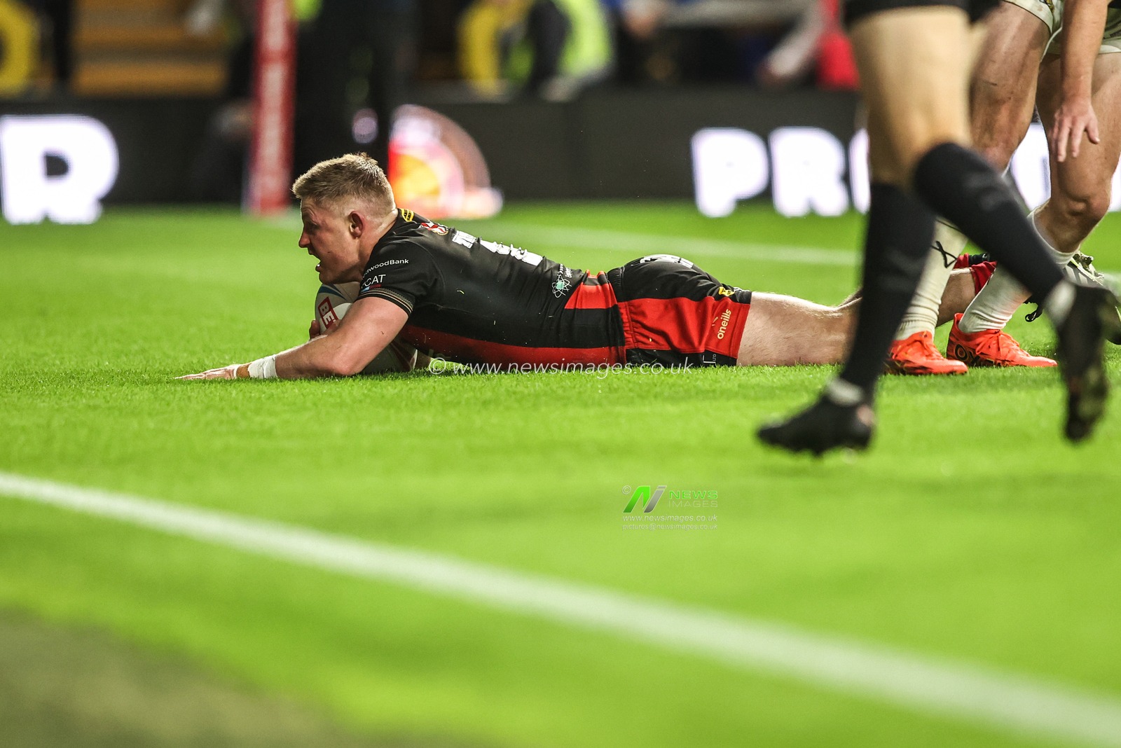 Luke Yates of Warrington Wolves goes over for a try during the Betfred Super League Play-off Semi-Final match Leeds Rhinos vs Warrington Wolves at AMT Headingley Stadium, Leeds, United Kingdom on 25 September 2026

(Photo by Alfie Cosgrove/News Images)