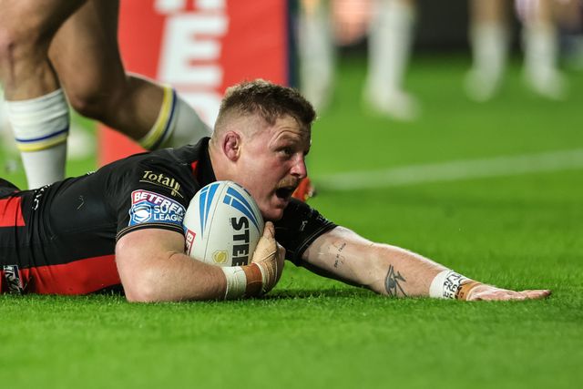 Luke Yates of Warrington Wolves goes over for a try during the Betfred Super League Play-off Semi-Final match Leeds Rhinos vs Warrington Wolves at AMT Headingley Stadium, Leeds, United Kingdom on 25 September 2026

(Photo by Mark Cosgrove/News Images)
