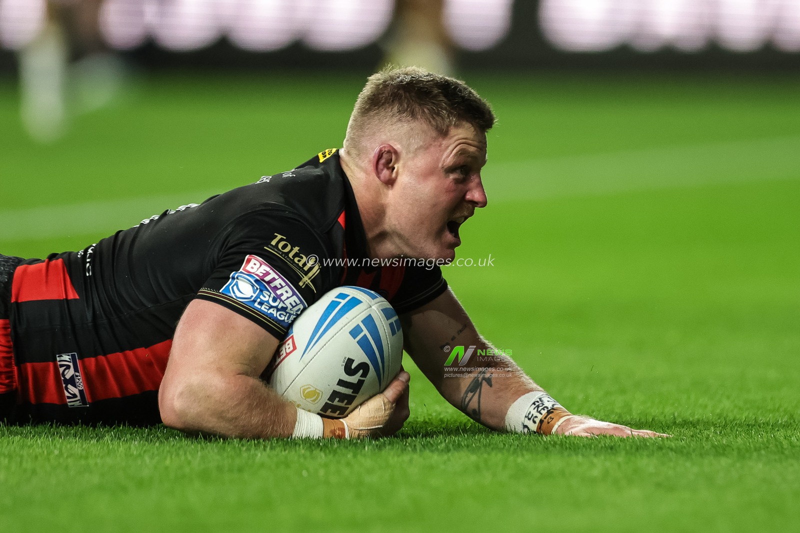 Luke Yates of Warrington Wolves goes over for a try during the Betfred Super League Play-off Semi-Final match Leeds Rhinos vs Warrington Wolves at AMT Headingley Stadium, Leeds, United Kingdom on 25 September 2026

(Photo by Mark Cosgrove/News Images)