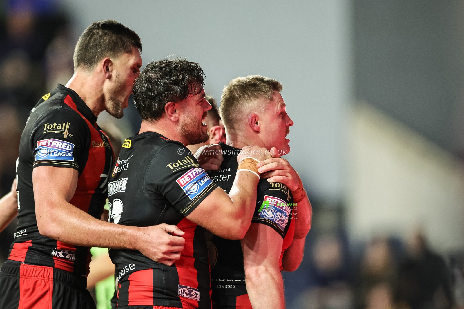 Luke Yates of Warrington Wolves celebrates his try during the Betfred Super League Play-off Semi-Final match Leeds Rhinos vs Warrington Wolves at AMT Headingley Stadium, Leeds, United Kingdom on 25 September 2026

(Photo by Mark Cosgrove/News Images)