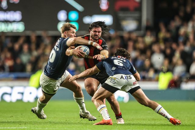James Bentley of Warrington Wolves is tackled by Tom Holroyd of Leeds Rhinos and Brodie Croft of Leeds Rhinos during the Betfred Super League Play-off Semi-Final match Leeds Rhinos vs Warrington Wolves at AMT Headingley Stadium, Leeds, United Kingdom on 25 September 2026

(Photo by Alfie Cosgrove/News Images)