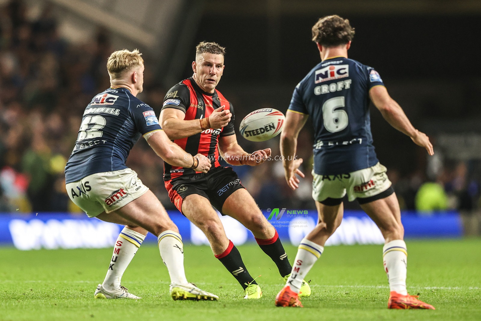 George Williams of Warrington Wolves passes the ball during the Betfred Super League Play-off Semi-Final match Leeds Rhinos vs Warrington Wolves at AMT Headingley Stadium, Leeds, United Kingdom on 25 September 2026

(Photo by Alfie Cosgrove/News Images)