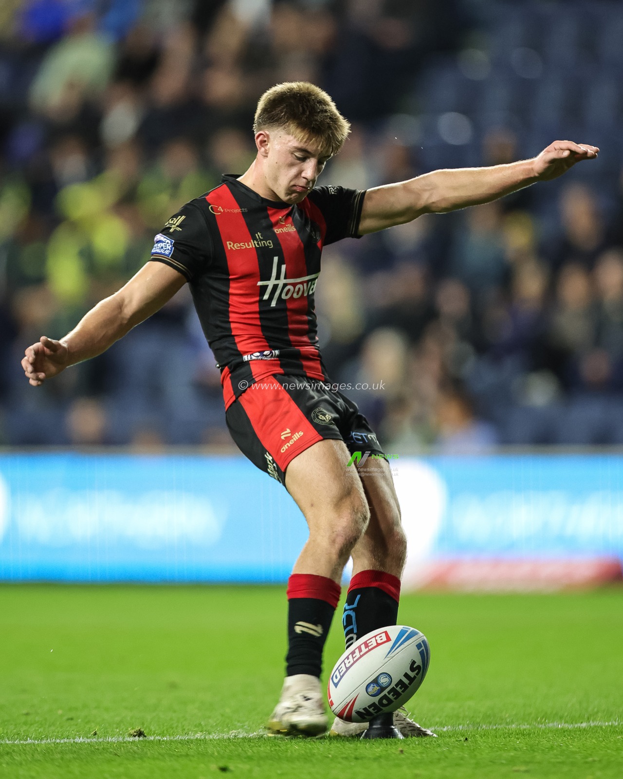Ewan Irwin of Warrington Wolves converts for a goal during the Betfred Super League Play-off Semi-Final match Leeds Rhinos vs Warrington Wolves at AMT Headingley Stadium, Leeds, United Kingdom on 25 September 2026

(Photo by Mark Cosgrove/News Images)