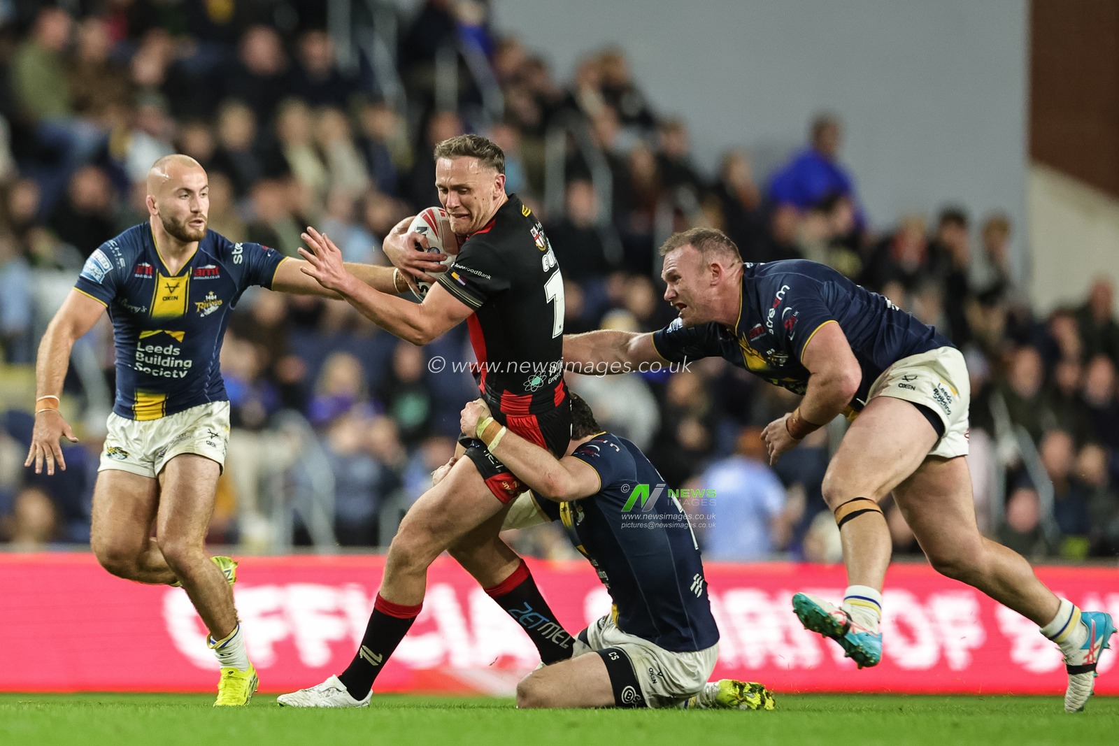 Ben Currie of Warrington Wolves is tackled by Cameron Smith of Leeds Rhinos during the Betfred Super League Play-off Semi-Final match Leeds Rhinos vs Warrington Wolves at AMT Headingley Stadium, Leeds, United Kingdom on 25 September 2026

(Photo by Mark Cosgrove/News Images)