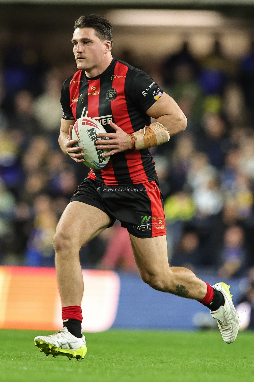 Liam Byrne of Warrington Wolves with the ball during the Betfred Super League Play-off Semi-Final match Leeds Rhinos vs Warrington Wolves at AMT Headingley Stadium, Leeds, United Kingdom on 25 September 2026

(Photo by Mark Cosgrove/News Images)