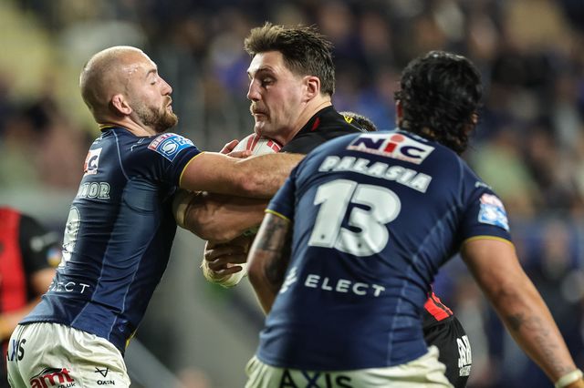 Liam Byrne of Warrington Wolves is tackled by Jarrod O'Connor of Leeds Rhinos during the Betfred Super League Play-off Semi-Final match Leeds Rhinos vs Warrington Wolves at AMT Headingley Stadium, Leeds, United Kingdom on 25 September 2026

(Photo by Mark Cosgrove/News Images)