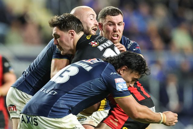 Liam Byrne of Warrington Wolves is tackled by Jarrod O'Connor of Leeds Rhinos during the Betfred Super League Play-off Semi-Final match Leeds Rhinos vs Warrington Wolves at AMT Headingley Stadium, Leeds, United Kingdom on 25 September 2026

(Photo by Mark Cosgrove/News Images)
