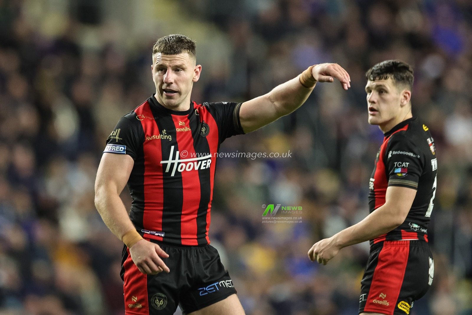George Williams of Warrington Wolves gives teams mates instructions during the Betfred Super League Play-off Semi-Final match Leeds Rhinos vs Warrington Wolves at AMT Headingley Stadium, Leeds, United Kingdom on 25 September 2026

(Photo by Mark Cosgrove/News Images)
