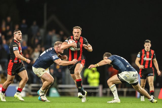 Ben Currie of Warrington Wolves is tackled by Cameron Smith of Leeds Rhinos and Matt Lodge of Leeds Rhinos during the Betfred Super League Play-off Semi-Final match Leeds Rhinos vs Warrington Wolves at AMT Headingley Stadium, Leeds, United Kingdom on 25 September 2026

(Photo by Alfie Cosgrove/News Images)