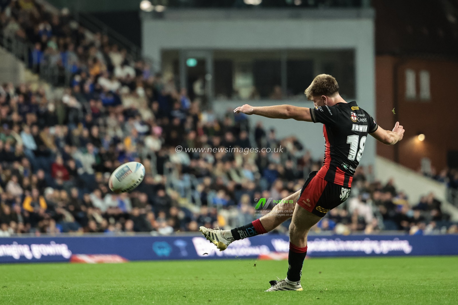 Ewan Irwin of Warrington Wolves scores a penalty to make it 12-14 during the Betfred Super League Play-off Semi-Final match Leeds Rhinos vs Warrington Wolves at AMT Headingley Stadium, Leeds, United Kingdom on 25 September 2026

(Photo by Mark Cosgrove/News Images)
