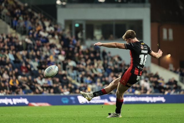 Ewan Irwin of Warrington Wolves scores a penalty to make it 12-14 during the Betfred Super League Play-off Semi-Final match Leeds Rhinos vs Warrington Wolves at AMT Headingley Stadium, Leeds, United Kingdom on 25 September 2026

(Photo by Mark Cosgrove/News Images)