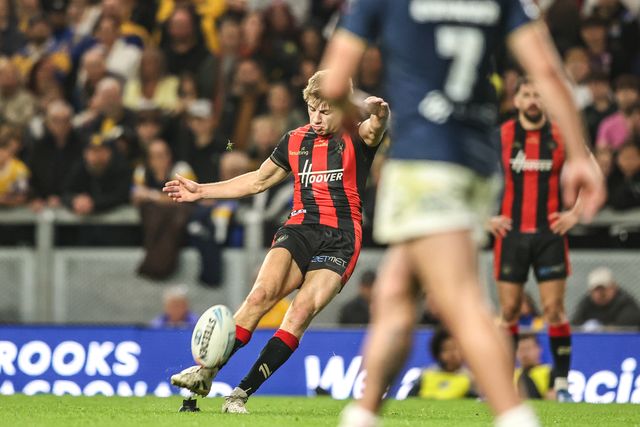 Ewan Irwin of Warrington Wolves scores a penalty during the Betfred Super League Play-off Semi-Final match Leeds Rhinos vs Warrington Wolves at AMT Headingley Stadium, Leeds, United Kingdom on 25 September 2026

(Photo by Alfie Cosgrove/News Images)