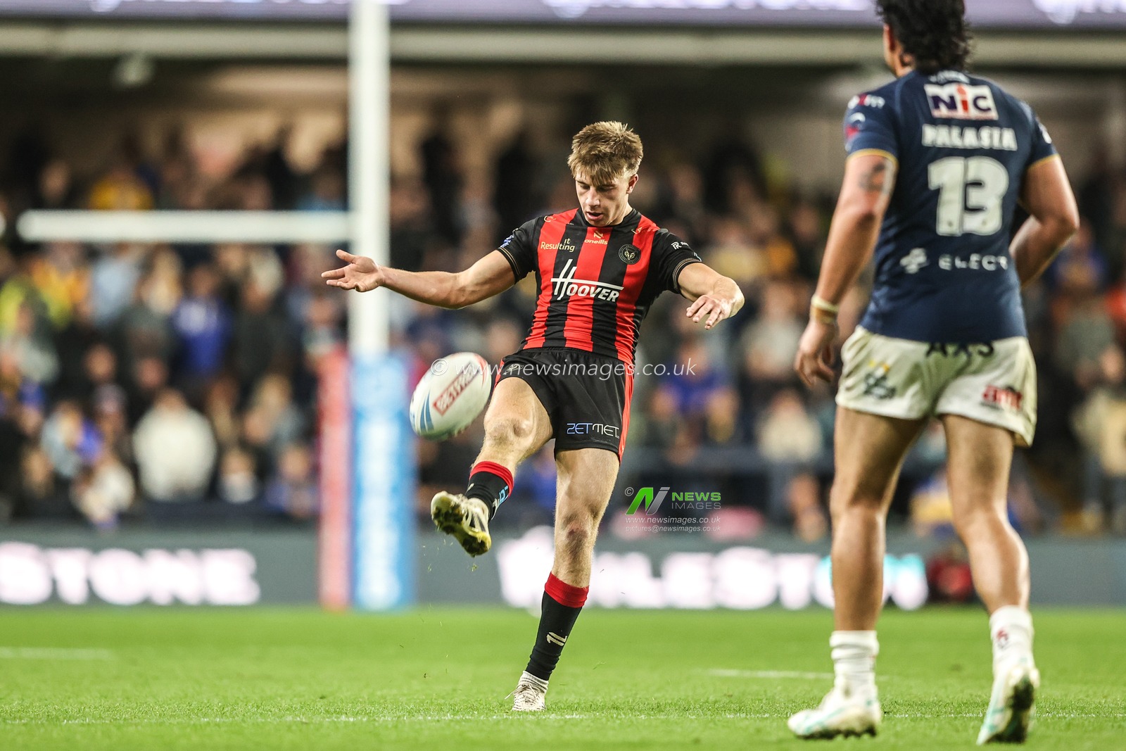 Ewan Irwin of Warrington Wolves kicks the ball up field during the Betfred Super League Play-off Semi-Final match Leeds Rhinos vs Warrington Wolves at AMT Headingley Stadium, Leeds, United Kingdom on 25 September 2026

(Photo by Alfie Cosgrove/News Images)