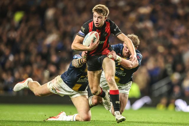 Ewan Irwin of Warrington Wolves is tackled by Tom Holroyd of Leeds Rhinos during the Betfred Super League Play-off Semi-Final match Leeds Rhinos vs Warrington Wolves at AMT Headingley Stadium, Leeds, United Kingdom on 25 September 2026

(Photo by Alfie Cosgrove/News Images)