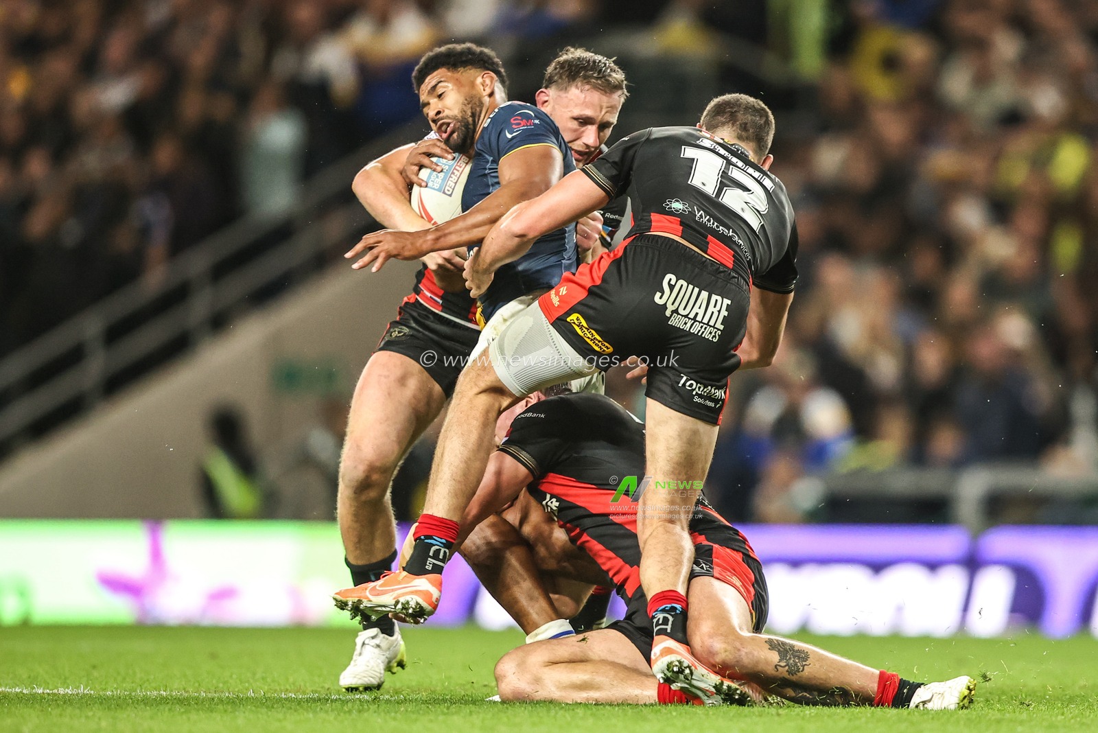 Kallum Watkins of Leeds Rhinos is tackled by Ben Currie of Warrington Wolves during the Betfred Super League Play-off Semi-Final match Leeds Rhinos vs Warrington Wolves at AMT Headingley Stadium, Leeds, United Kingdom on 25 September 2026

(Photo by Alfie Cosgrove/News Images)