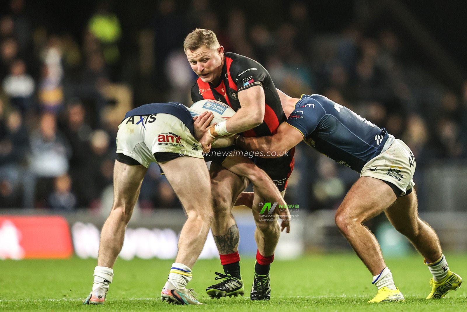 Luke Yates of Warrington Wolves is tackled by Ned McCormack of Leeds Rhinos and Jarrod O'Connor of Leeds Rhinos during the Betfred Super League Play-off Semi-Final match Leeds Rhinos vs Warrington Wolves at AMT Headingley Stadium, Leeds, United Kingdom on 25 September 2026

(Photo by Alfie Cosgrove/News Images)