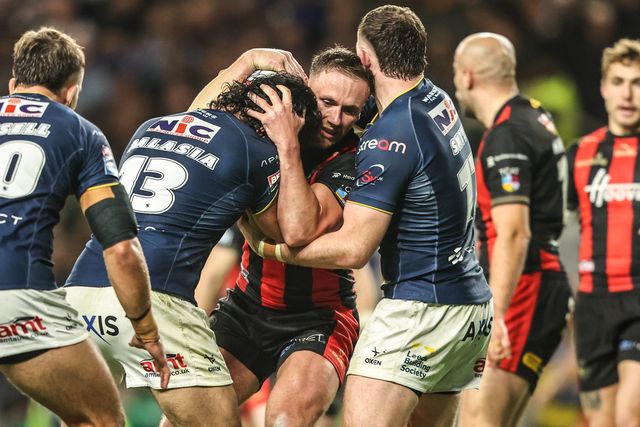 Ben Currie of Warrington Wolves is tackled by Keenan Palasia of Leeds Rhinos during the Betfred Super League Play-off Semi-Final match Leeds Rhinos vs Warrington Wolves at AMT Headingley Stadium, Leeds, United Kingdom on 25 September 2026

(Photo by Alfie Cosgrove/News Images)