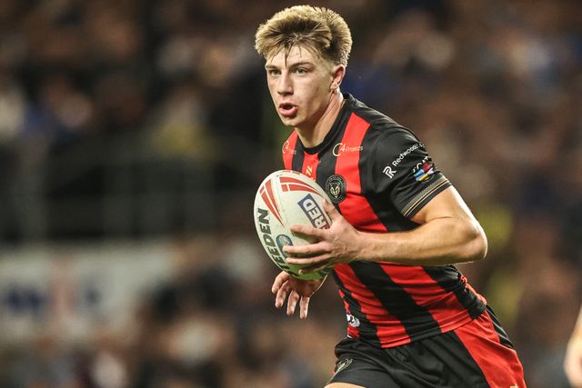 Ewan Irwin of Warrington Wolves breaks with the ball during the Betfred Super League Play-off Semi-Final match Leeds Rhinos vs Warrington Wolves at AMT Headingley Stadium, Leeds, United Kingdom on 25 September 2026

(Photo by Alfie Cosgrove/News Images)