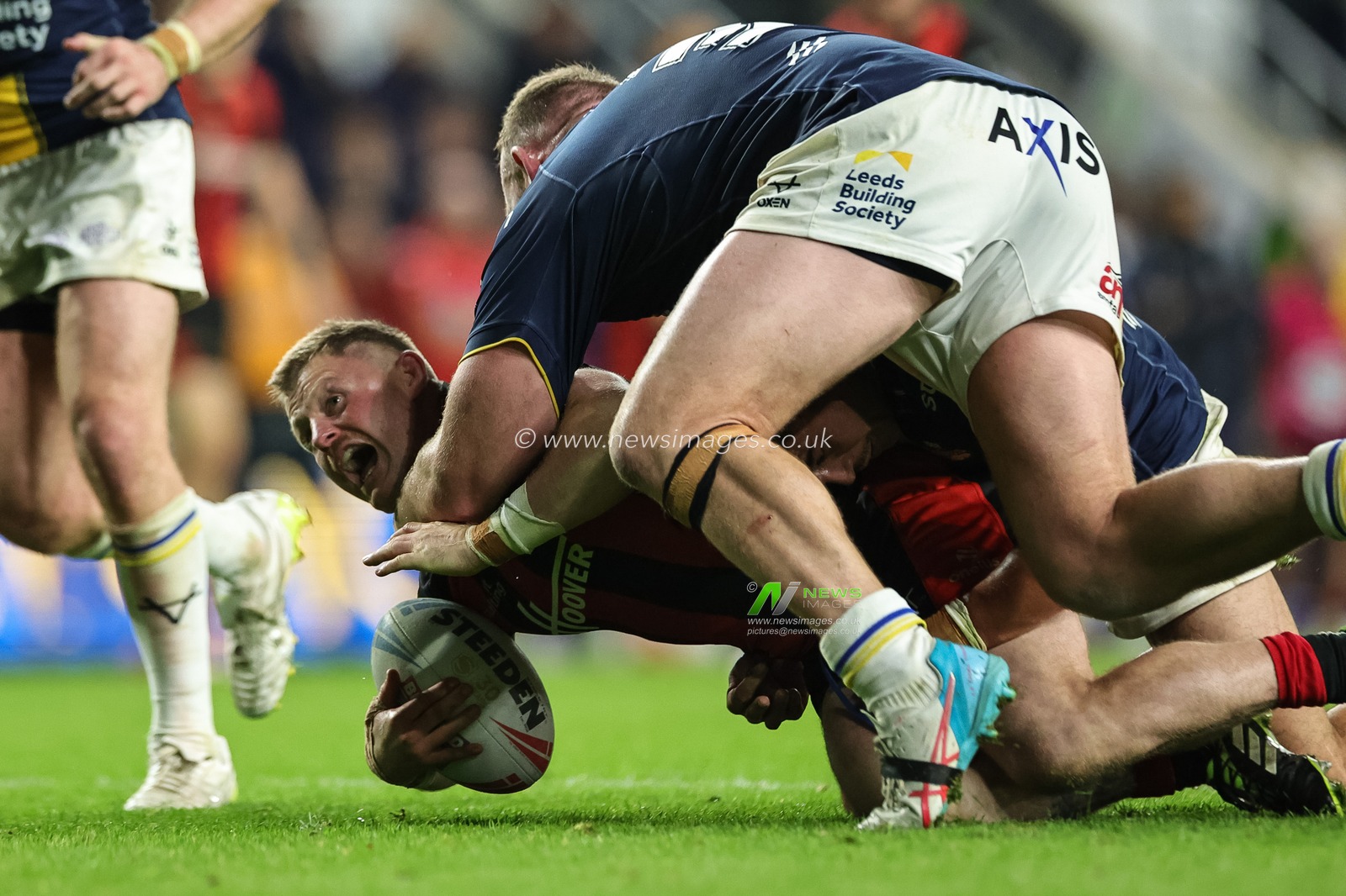 Luke Yates of Warrington Wolves is tackled during the Betfred Super League Play-off Semi-Final match Leeds Rhinos vs Warrington Wolves at AMT Headingley Stadium, Leeds, United Kingdom on 25 September 2026

(Photo by Mark Cosgrove/News Images)